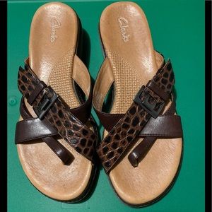 EUC Clark’s platform sandal/flipflops leather 8.5M
